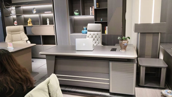 Bureau de direction avec colonnes cannelées